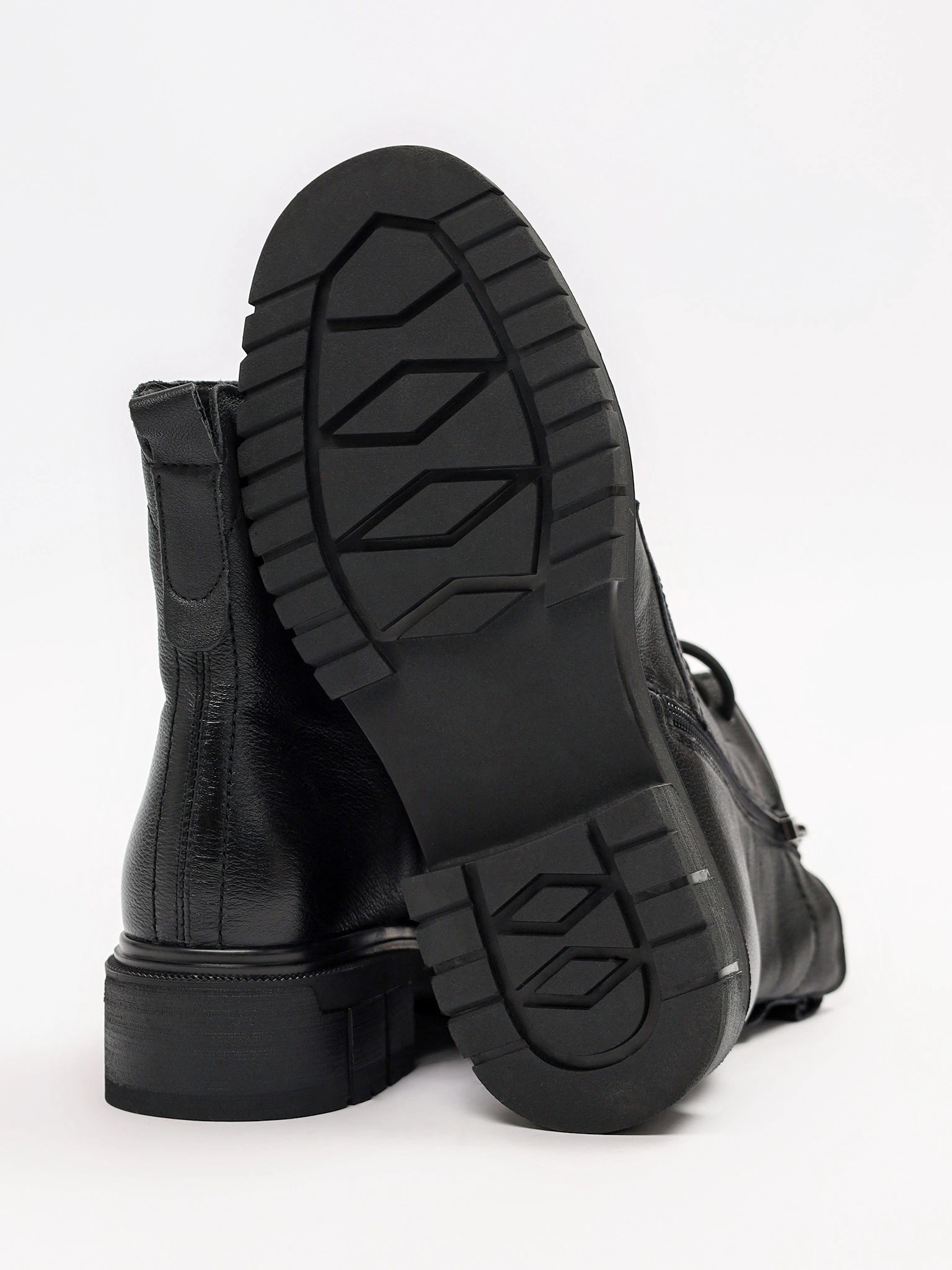 Ботинки-дерби черного цвета на рельефной подошве